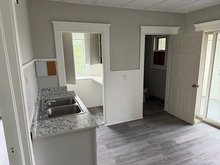 82 Carson Ave — Photo 6