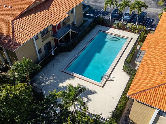 3rd image of 2661 Riverside Dr #2