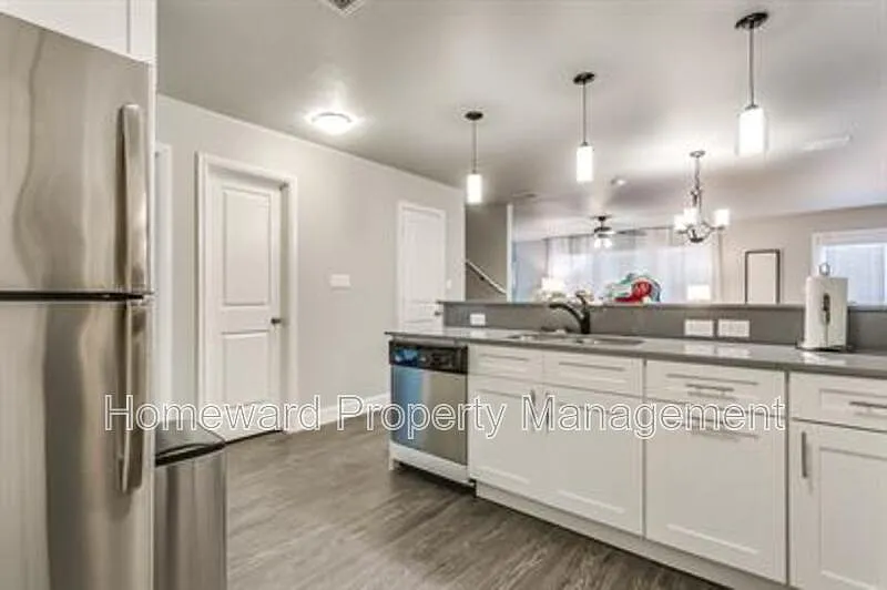 3 bed, 2.5 bath, 1751 sqft, $1,950 — Photo 4