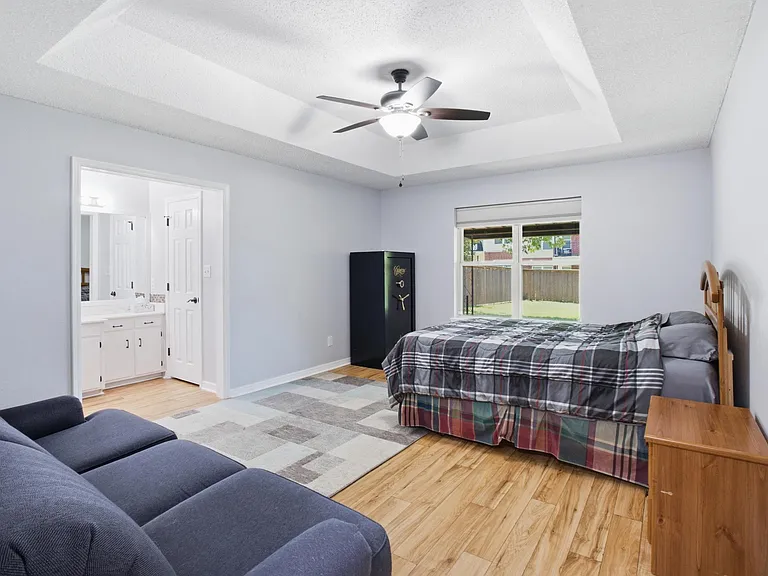 5526 Russell Dr — Photo 16