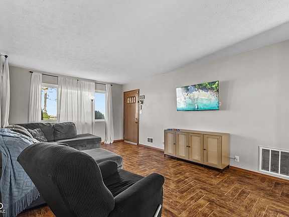 4th image of 1863 S Franklin Rd