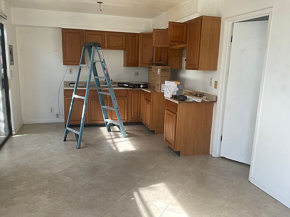 3rd image of 16266 Chicago Ave