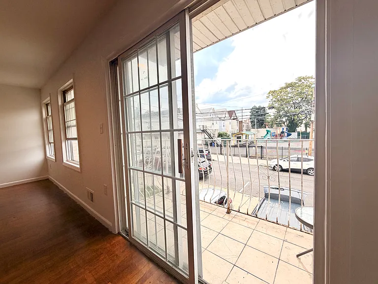 Balcony (front, living room)