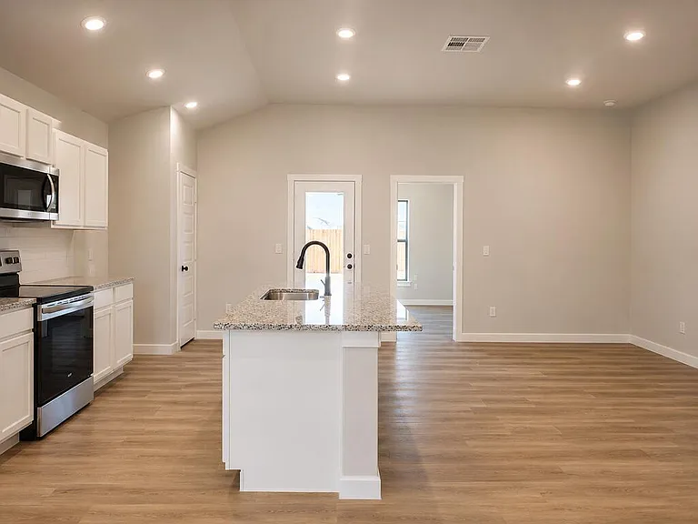 2416 Goldfinch Rd — Photo 3