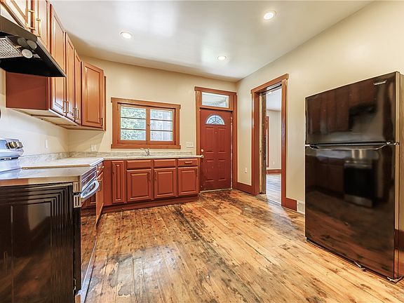 5th image of 268 Lyndhurst St