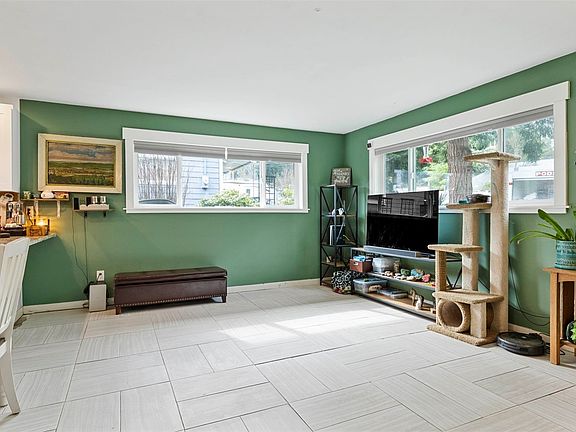 5th image of 4252 Hawthorne Ave W