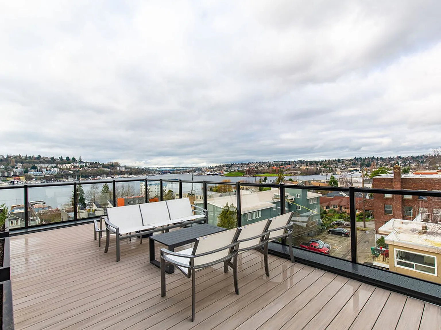 Welcome to Lakeview! - Live in Luxury & Style in the heart of Eastlake — Photo 3