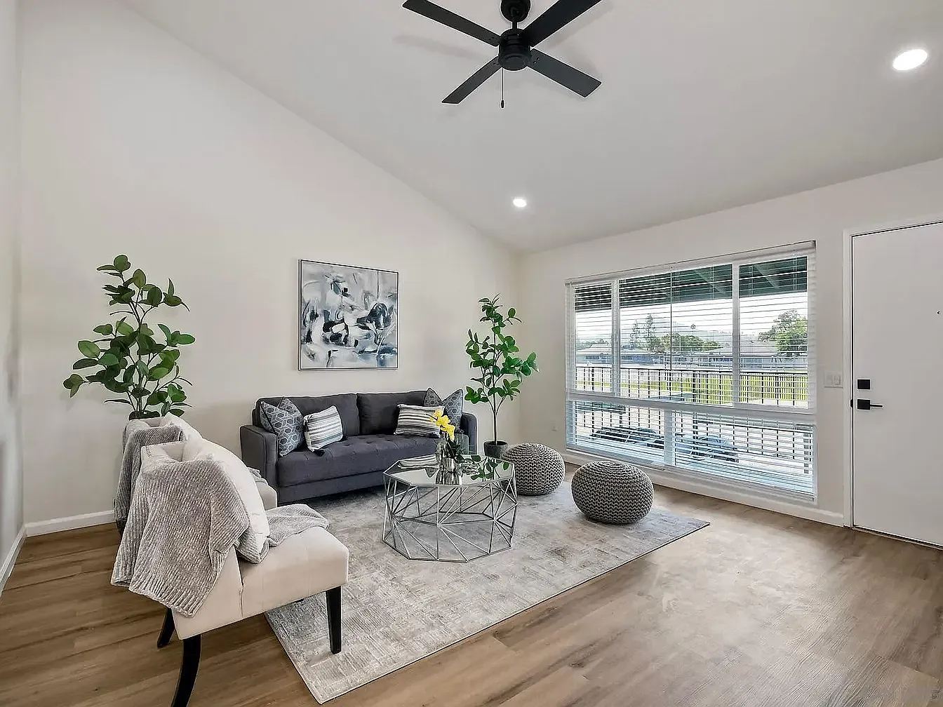 2 bed, 1.5 bath, 905 sqft, $2,400 — Photo 3