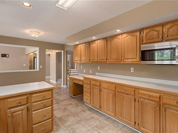 4th image of 8 Stillwater Dr
