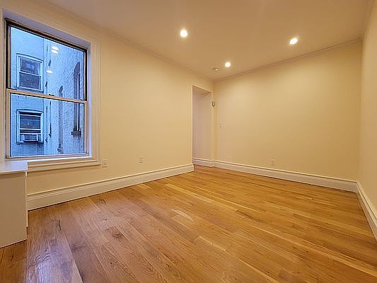 4th image of 408 W 44th St #Z