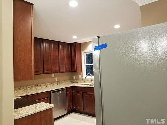 3rd image of 938 Ivy Ln