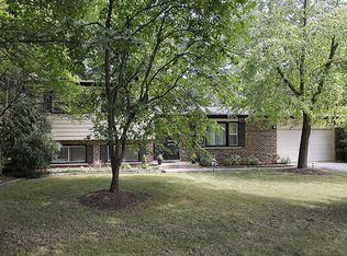 215 Forest Knoll Rd, Lake Bluff, IL 60044