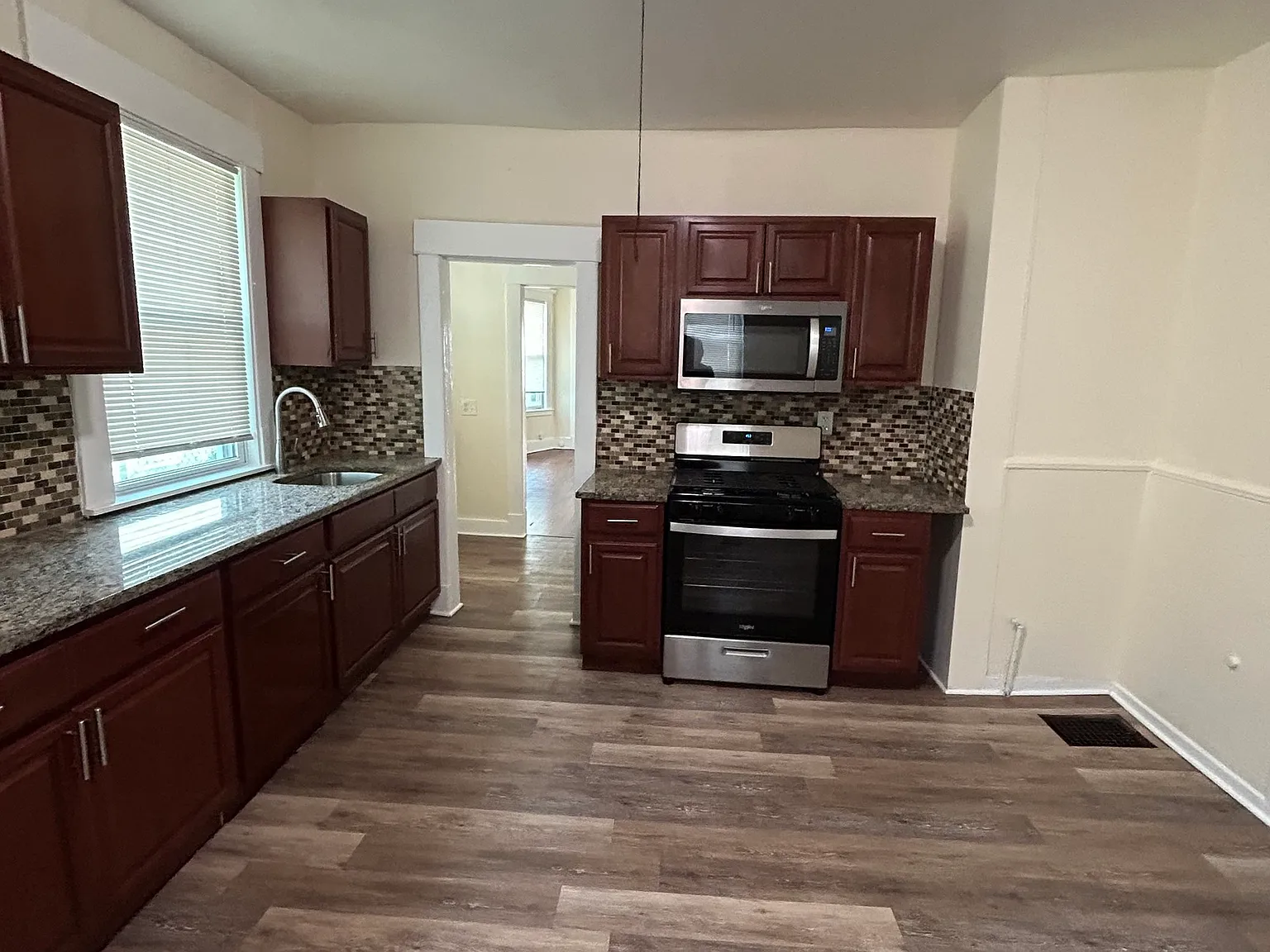 3 bed, 1.0 bath, 1100 sqft, $1,900 — Photo 1
