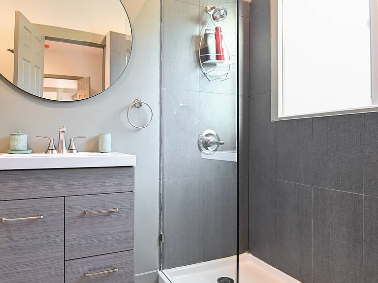 Bedroom 1 en-suite bathroom