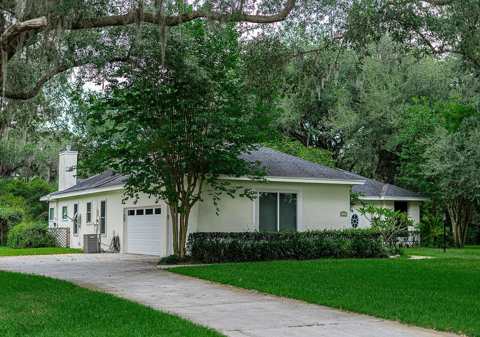 Beautiful 3/3 Pool Home in Gated Community W/ Lake Access — Photo 2