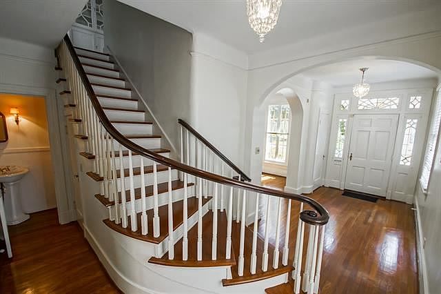 2nd image of 32 Versailles Blvd