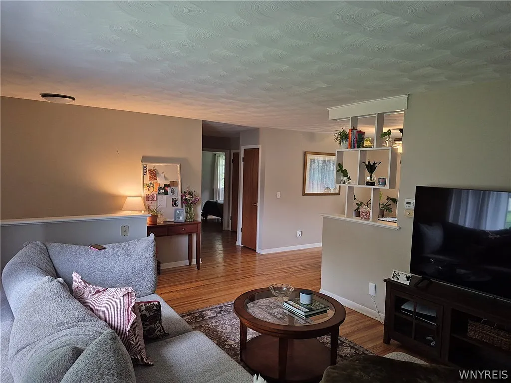 3 bed, 1.0 bath, 1163 sqft, $2,000 — Photo 3