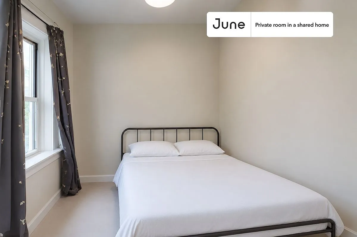 Queen bedroom in 3 bed/1 bath home in Ridgewood #772 C — Photo 1