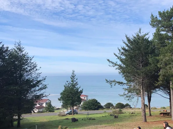 134 Albatross Rd, Whitethorn, CA 95589
