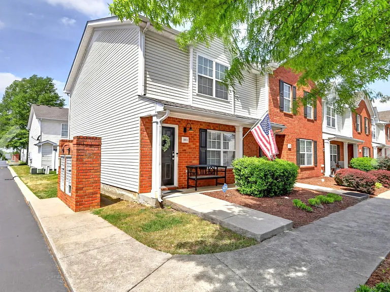 1011 Wolves Den Pl — Photo 1