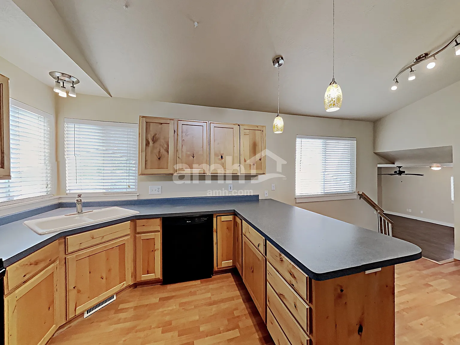 4 bed, 3.0 bath, 2234 sqft, $3,000 — Photo 4