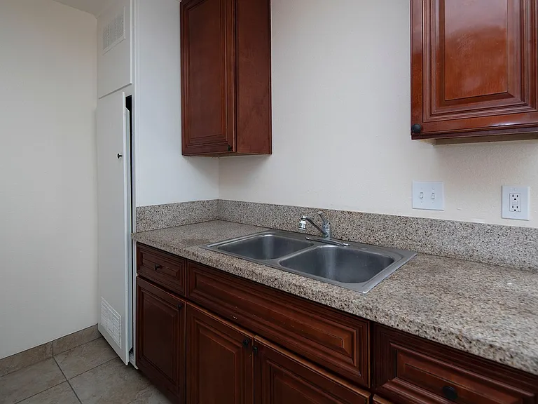 Lanai Village Apartments — Photo 31