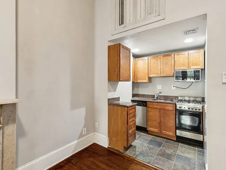 1931 Chestnut St #2M — Photo 3