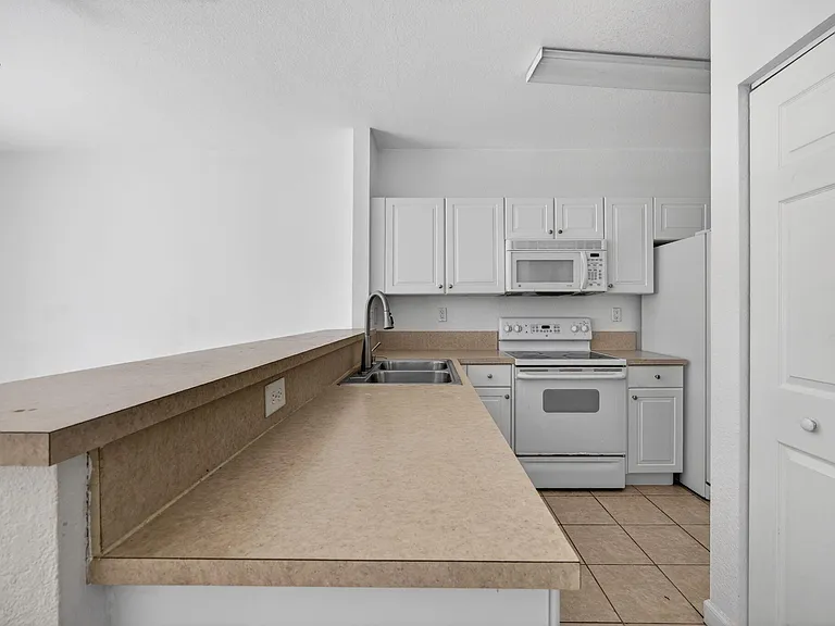 1575 NE 33rd Ave #105 — Photo 9