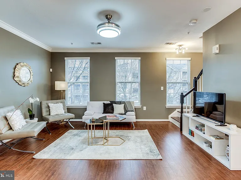 21784 Jarvis Sq — Photo 6