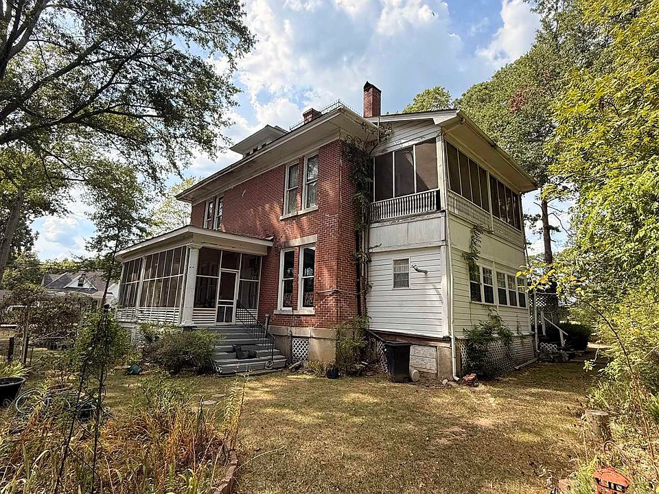 7th image of 850 N Main St