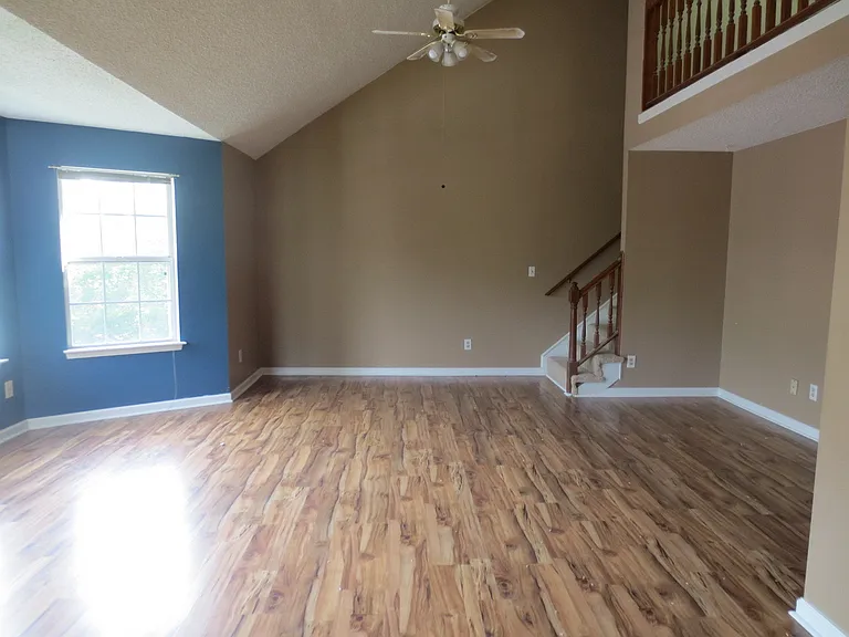 1531 Penrose Arch — Photo 3
