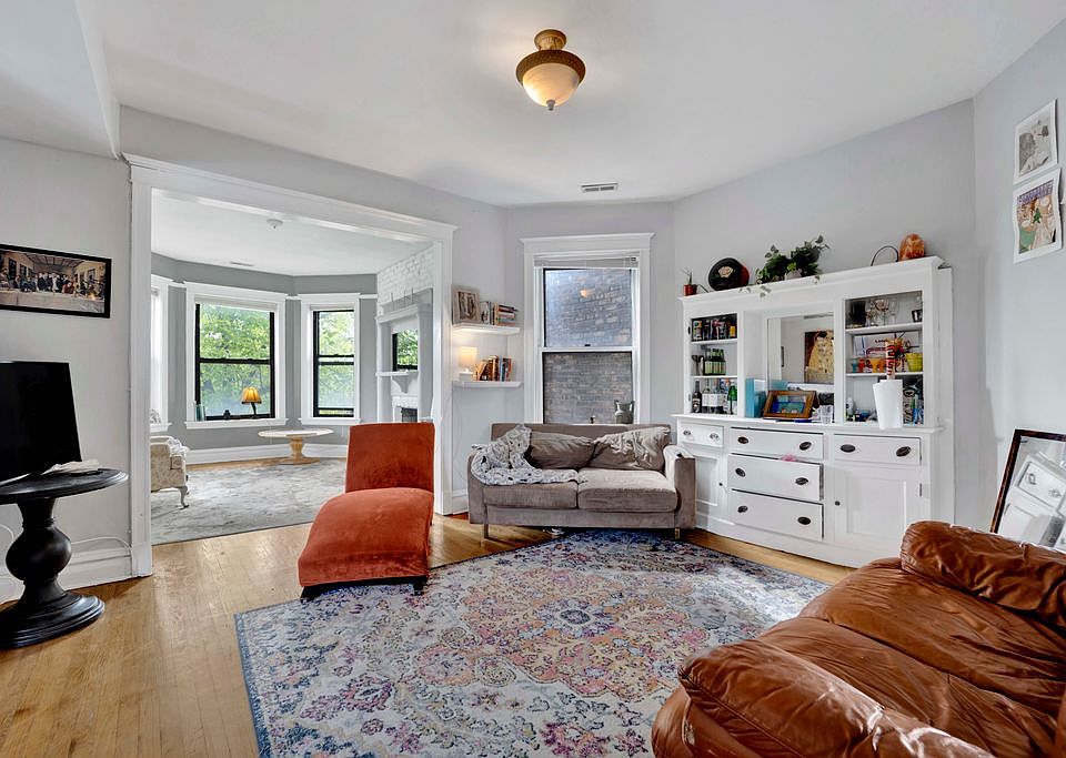 1st image of 3828 N Kenmore Ave #2