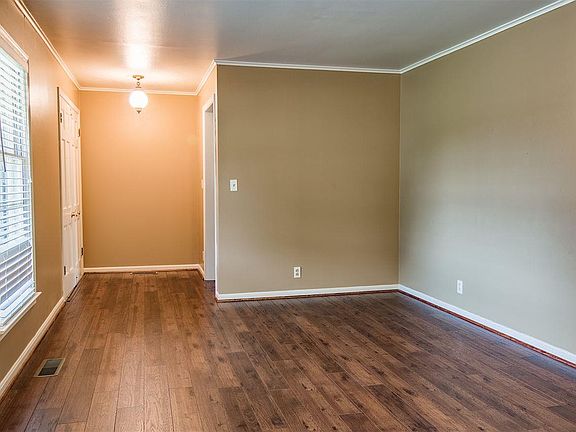 5th image of 450 Meadowlawn Dr