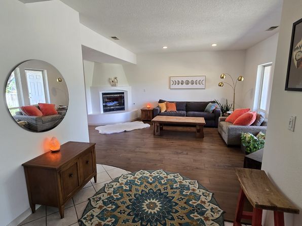 376 Los Ranchos Rd NW