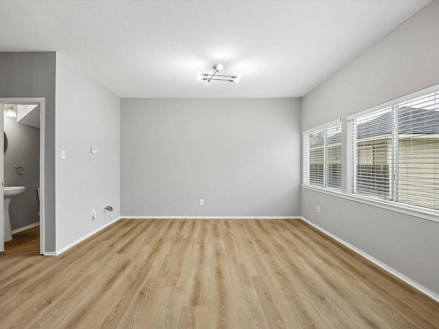 3 bed, 2.5 bath, 1320 sqft, $1,800 — Photo 2