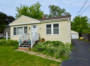 1028 West Dr, South Elgin, IL 60177