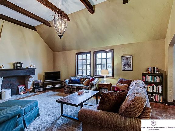 5th image of 4907 Davenport St APT 10