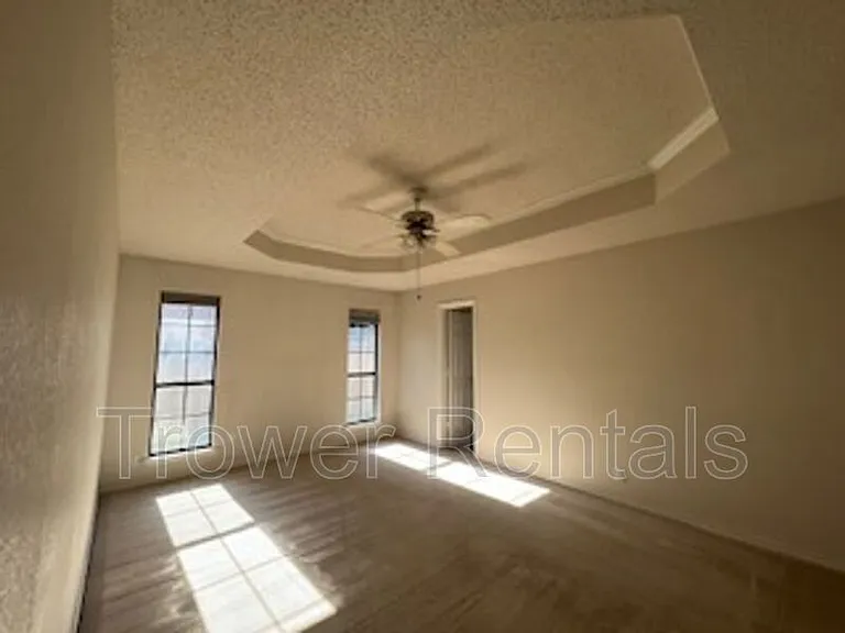 3913 Lyndale Dr — Photo 19
