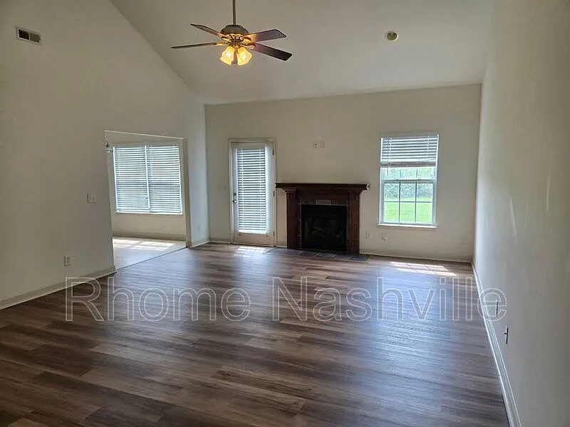 3 bed, 2.0 bath, 1967 sqft, $2,250 — Photo 2