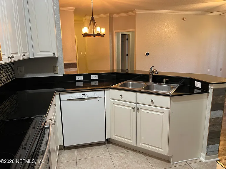 8539 Gate Pkwy W #121 — Photo 9