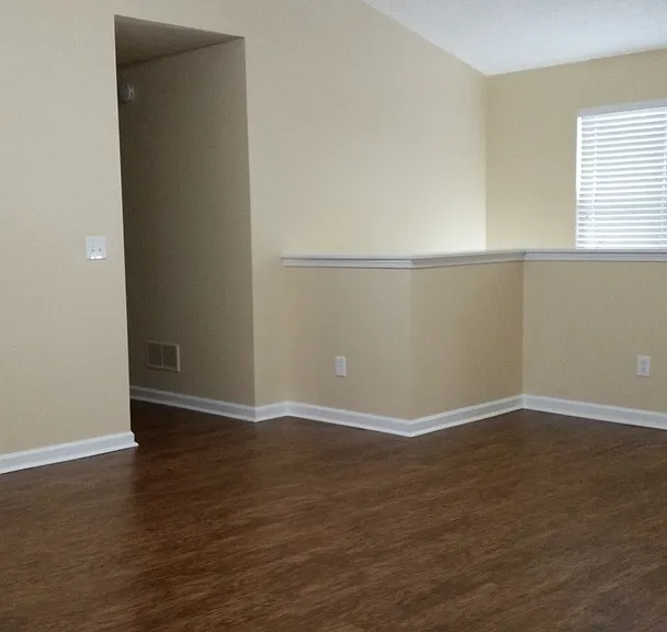 215 Bainbridge Cir — Photo 6