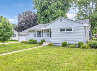 17 Parkway Dr, Sullivan, IL 61951
