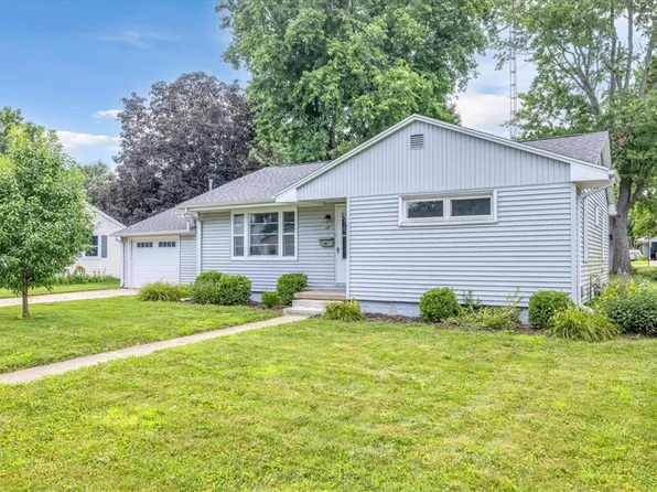 17 Parkway Dr, Sullivan, IL 61951
