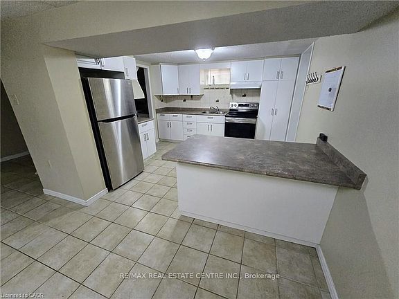 3rd image of 89 Elgin St N