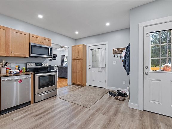 3rd image of 20 Mechanic St