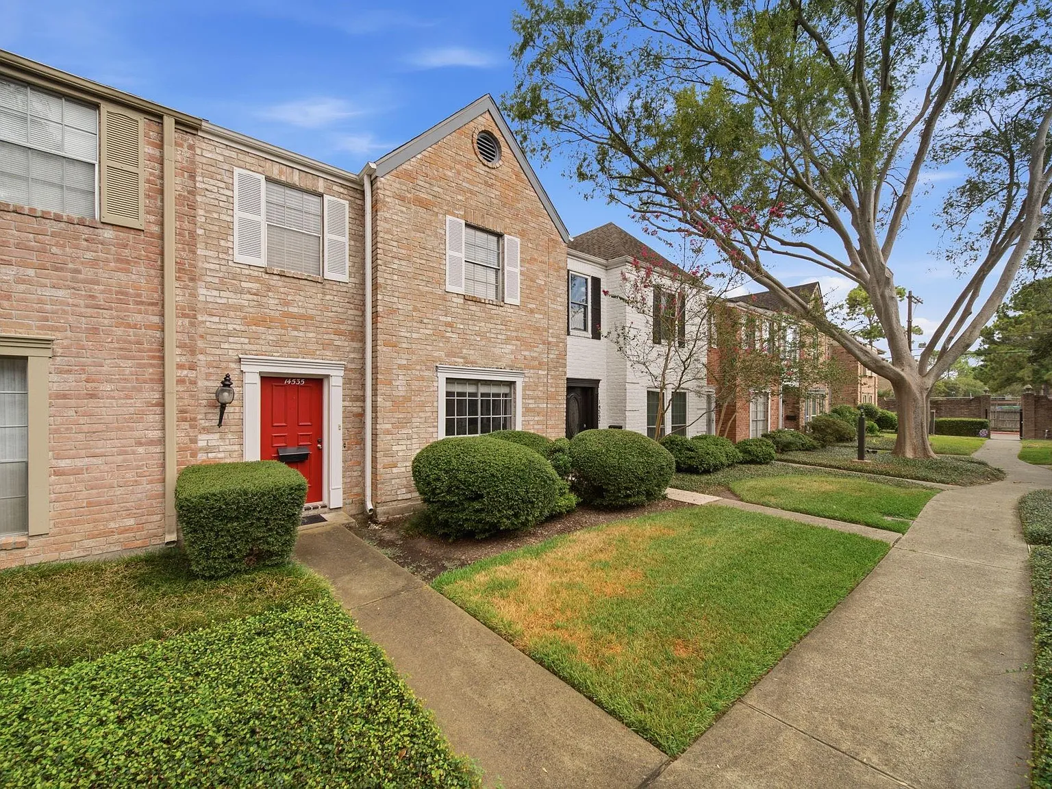 3 bed, 2.5 bath, 1992 sqft, $2,300 — Photo 3