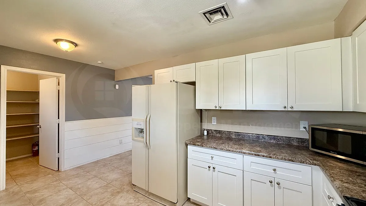 3 bed, 2.0 bath, 1140 sqft, $1,999 — Photo 3
