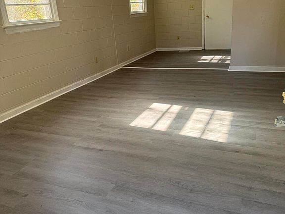 3rd image of 1002 Oak St