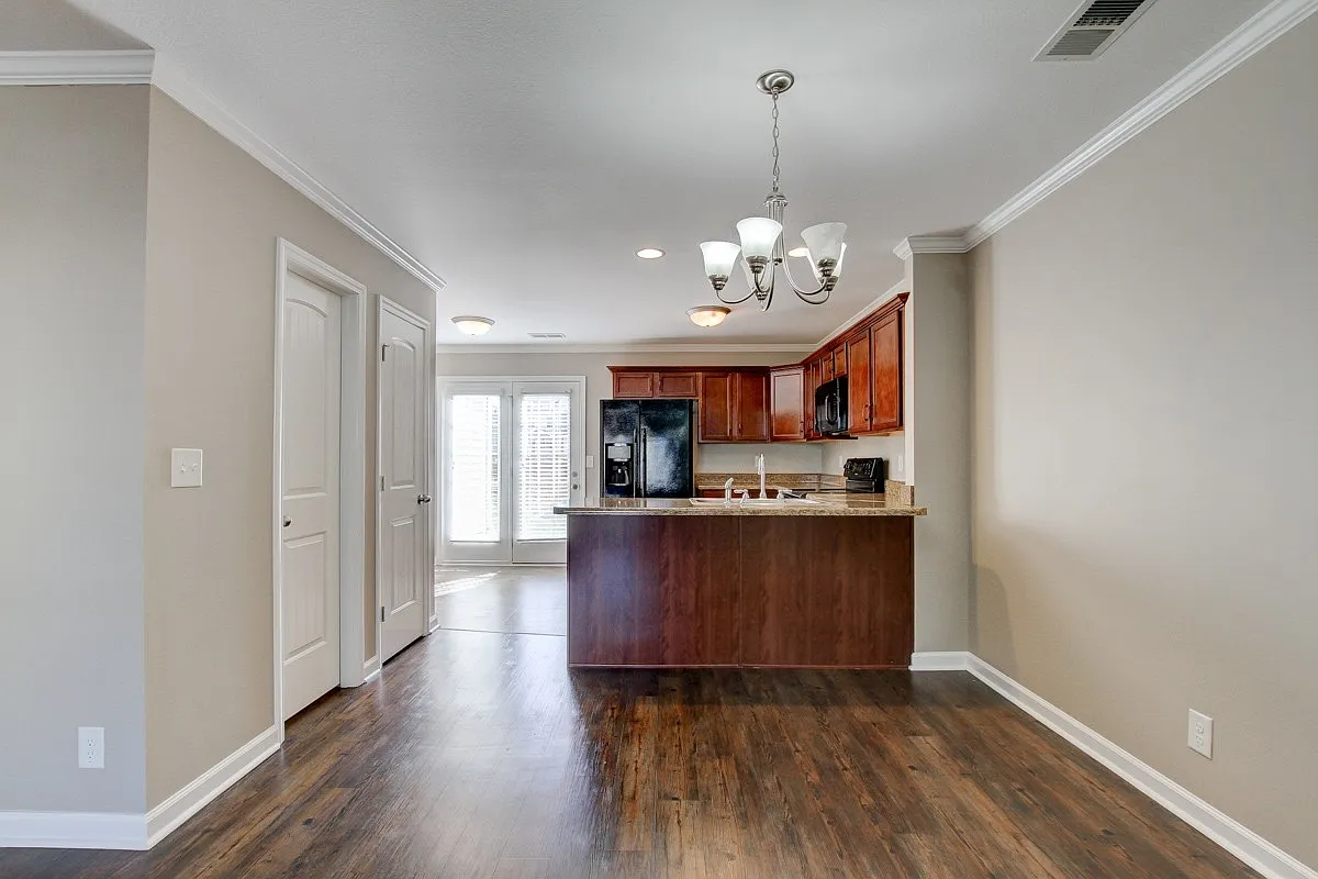 Charming Townhome Close to the Interstate ! — Photo 3