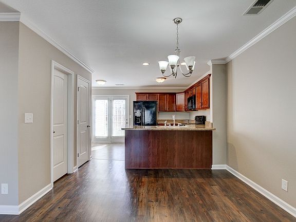 3rd image of 322 Sam Houston Cir